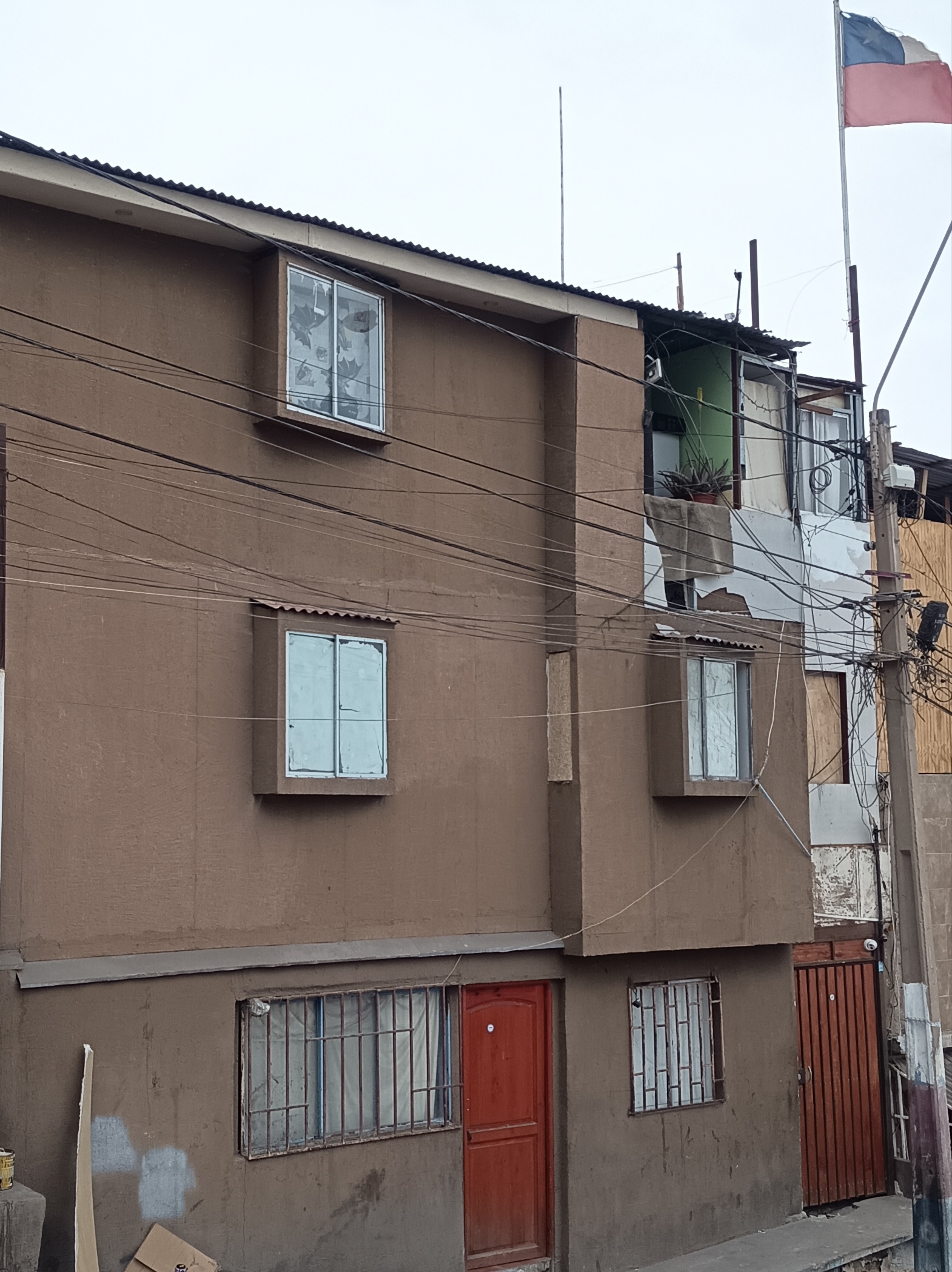 Fachada de una casa con dos puertas de acceso